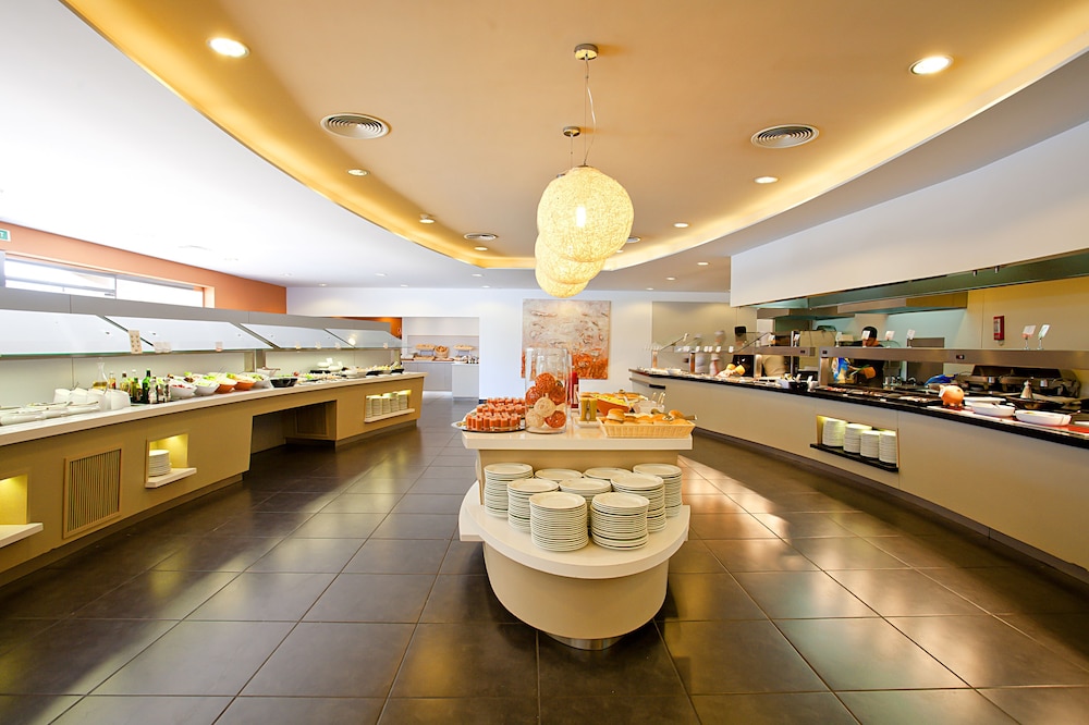 Hipotels Mediterraneo Club — Restaurant & bars in Sa Coma, Balearic Islands
