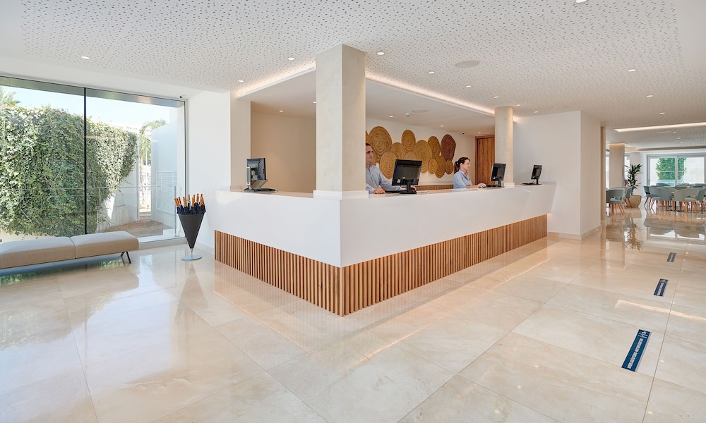 Hipotels Mediterraneo Club — Hotel building in Sa Coma, Balearic Islands