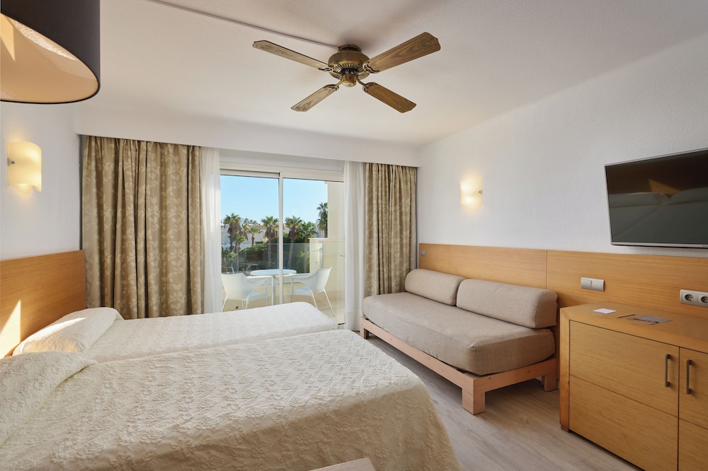 Hipotels Mediterraneo Club — Hotel rooms in Sa Coma, Balearic Islands