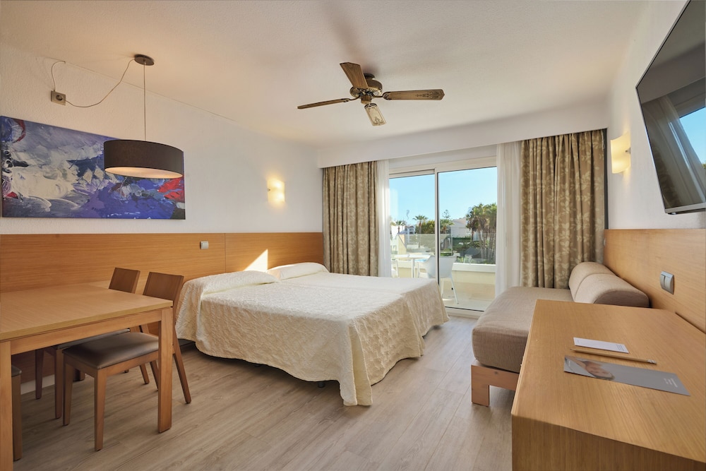 Hipotels Mediterraneo Club — Hotel rooms in Sa Coma, Balearic Islands