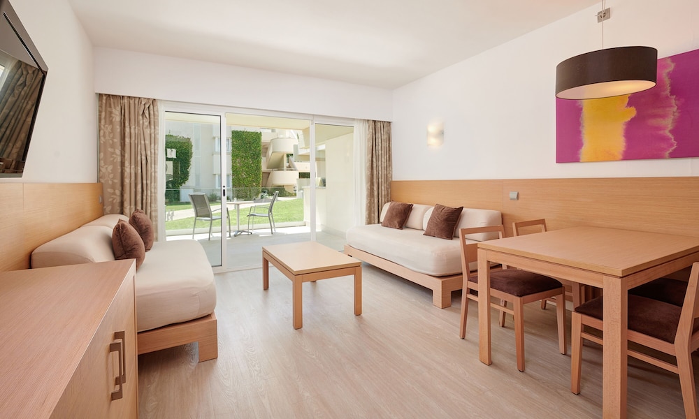 Hipotels Mediterraneo Club — Hotel rooms in Sa Coma, Balearic Islands