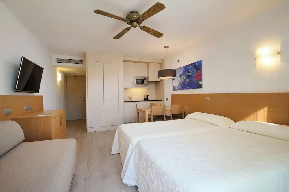 Hipotels Mediterraneo Club — Hotel rooms in Sa Coma, Balearic Islands