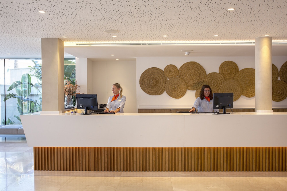 Hipotels Mediterraneo Club — Hotel building in Sa Coma, Balearic Islands