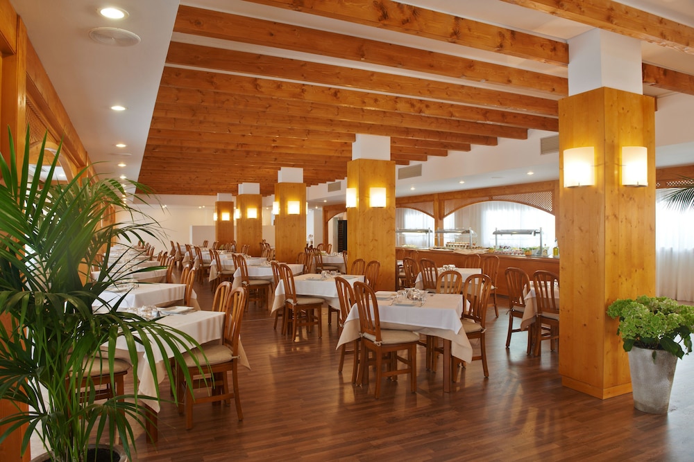 Hipotels Mediterraneo Club — Restaurant & bars in Sa Coma, Balearic Islands