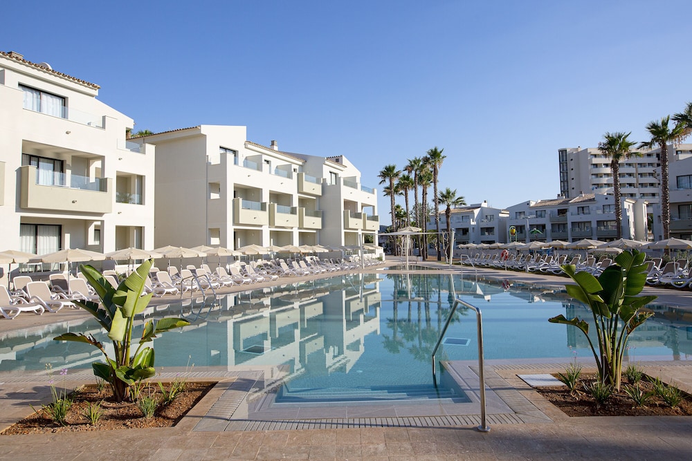Hipotels Mediterraneo Club — Swimming pool in Sa Coma, Balearic Islands