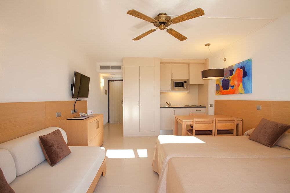 Hipotels Mediterraneo Club — Hotel rooms in Sa Coma, Balearic Islands