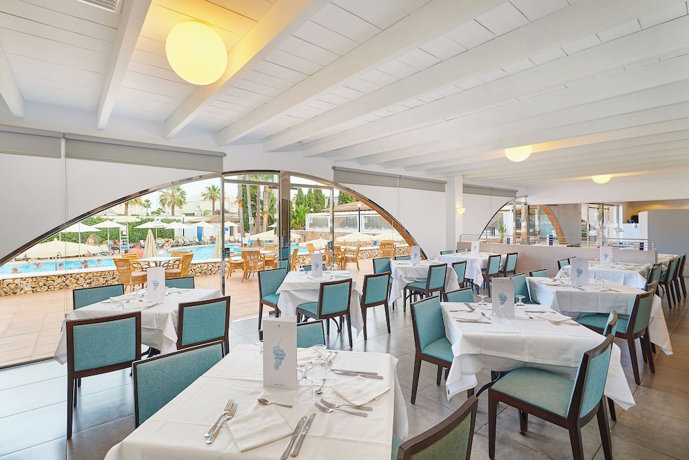 Hipotels Mediterraneo Club — Restaurant & bars in Sa Coma, Balearic Islands