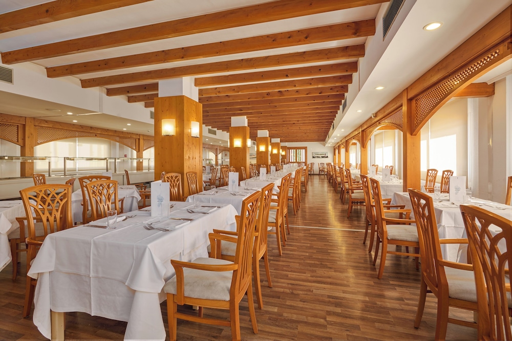 Hipotels Mediterraneo Club — Restaurant & bars in Sa Coma, Balearic Islands