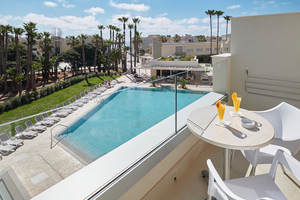 Hipotels Mediterraneo Club — Swimming pool in Sa Coma, Balearic Islands