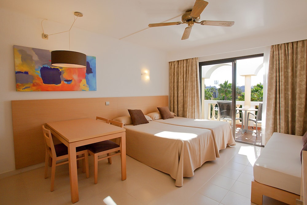 Hipotels Mediterraneo Club — Hotel rooms in Sa Coma, Balearic Islands