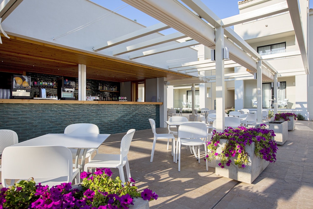 Hipotels Mediterraneo Club — Restaurant & bars in Sa Coma, Balearic Islands