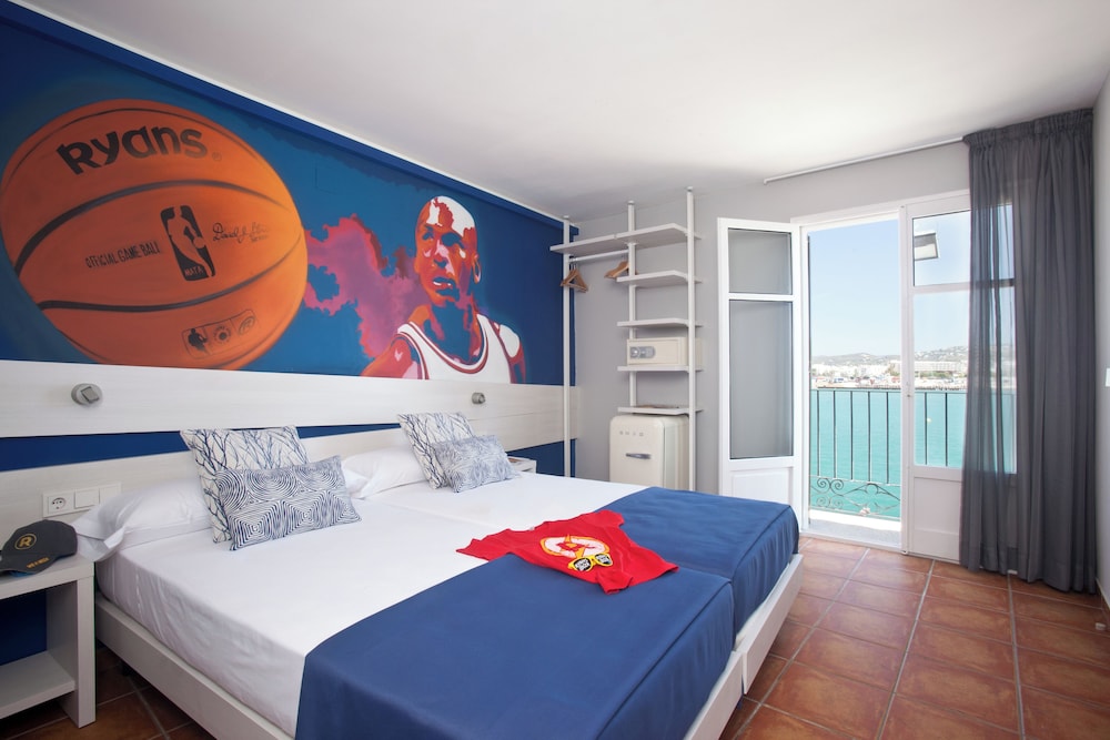 Ryans La Marina — Hotel rooms in Ibiza Town, Balearic Islands