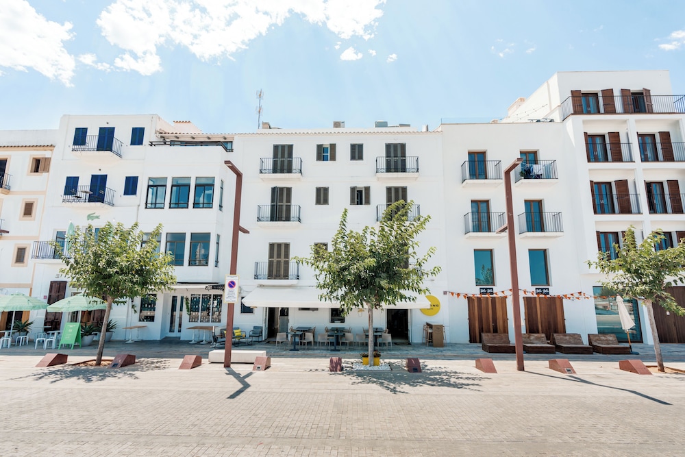 Ryans La Marina — Hotel building in Ibiza Town, Balearic Islands