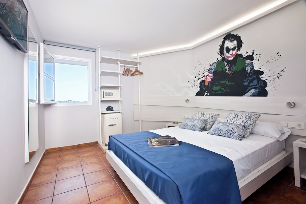Ryans La Marina — Hotel rooms in Ibiza Town, Balearic Islands