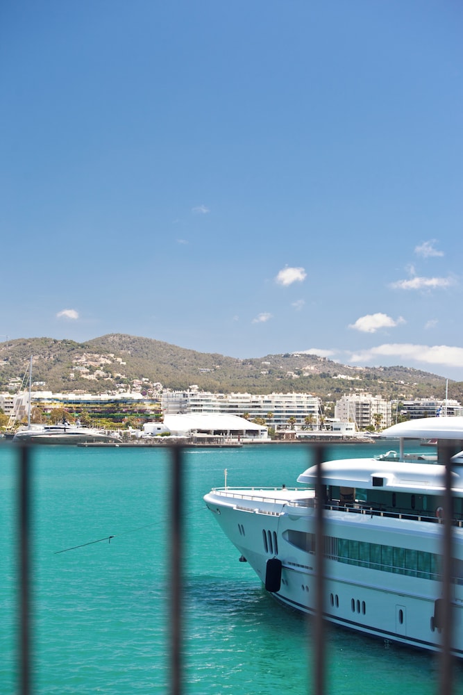 Ryans La Marina — Attractions in the area in Ibiza Town, Balearic Islands