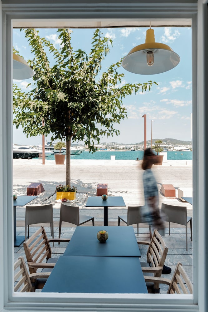 Ryans La Marina — Restaurant & bars in Ibiza Town, Balearic Islands