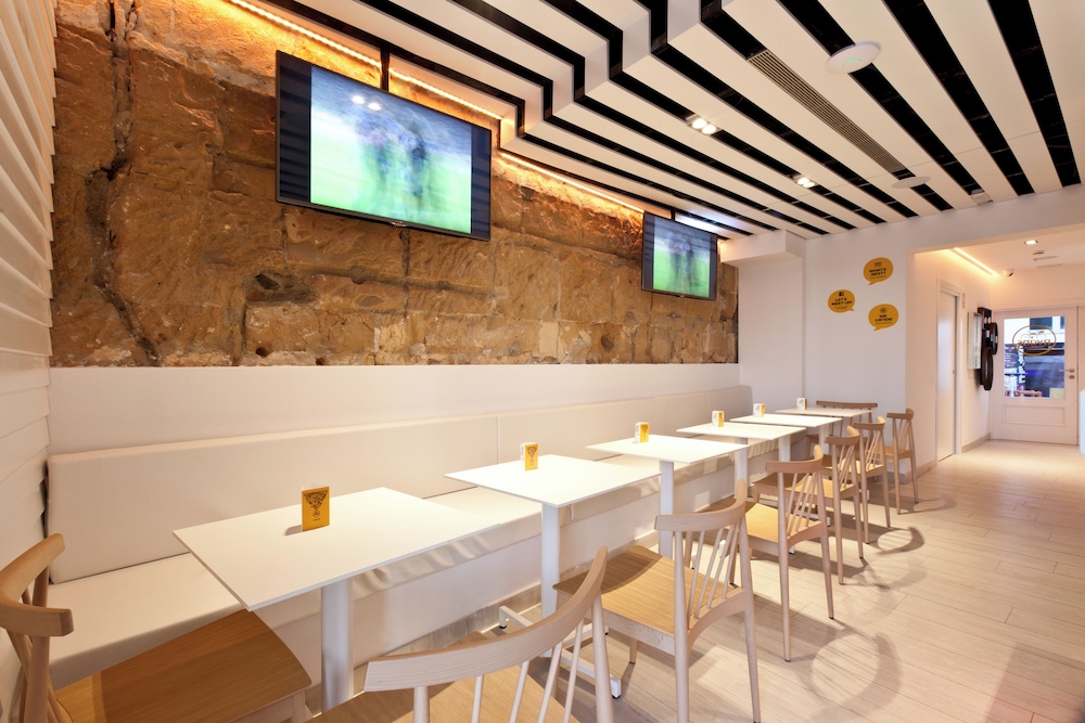 Ryans La Marina — Restaurant & bars in Ibiza Town, Balearic Islands