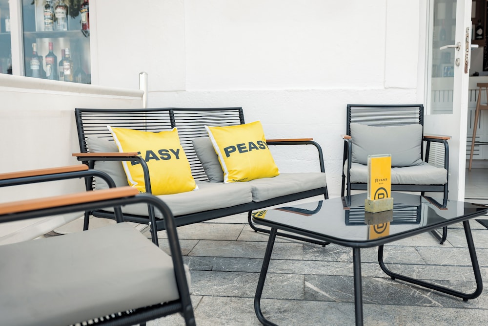 Ryans La Marina — Restaurant & bars in Ibiza Town, Balearic Islands