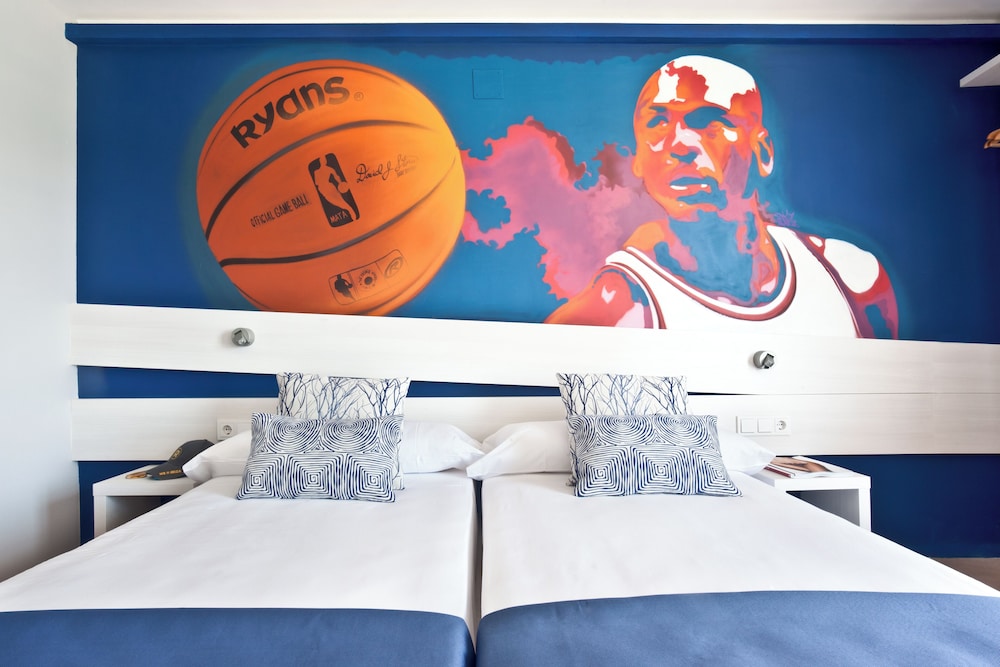 Ryans La Marina — Hotel rooms in Ibiza Town, Balearic Islands