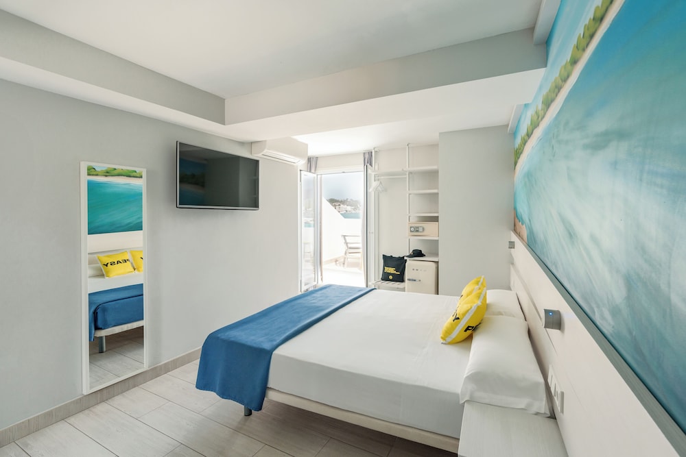 Ryans La Marina — Hotel rooms in Ibiza Town, Balearic Islands