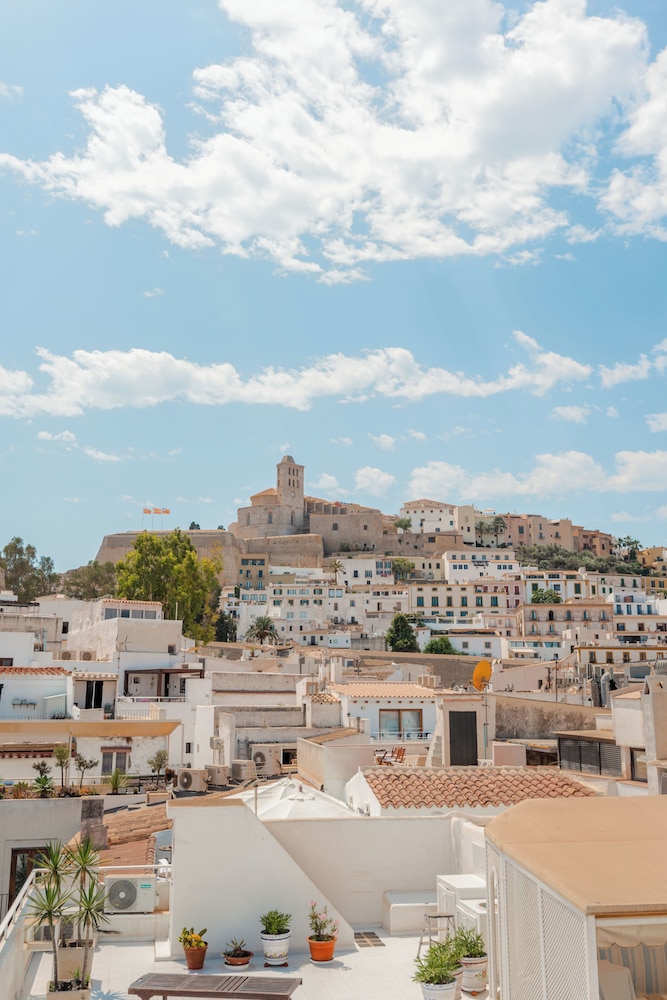 Ryans La Marina — Attractions in the area in Ibiza Town, Balearic Islands
