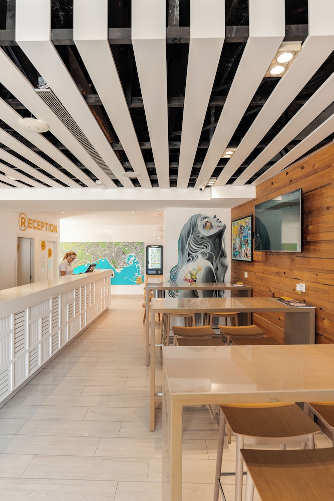 Ryans La Marina — Restaurant & bars in Ibiza Town, Balearic Islands
