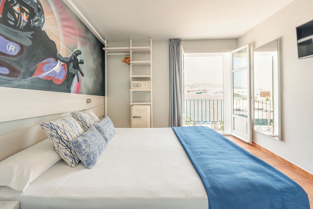 Ryans La Marina — Hotel rooms in Ibiza Town, Balearic Islands