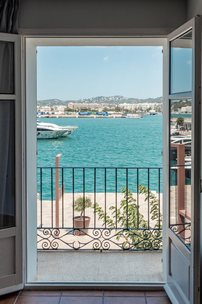 Ryans La Marina — Hotel rooms in Ibiza Town, Balearic Islands