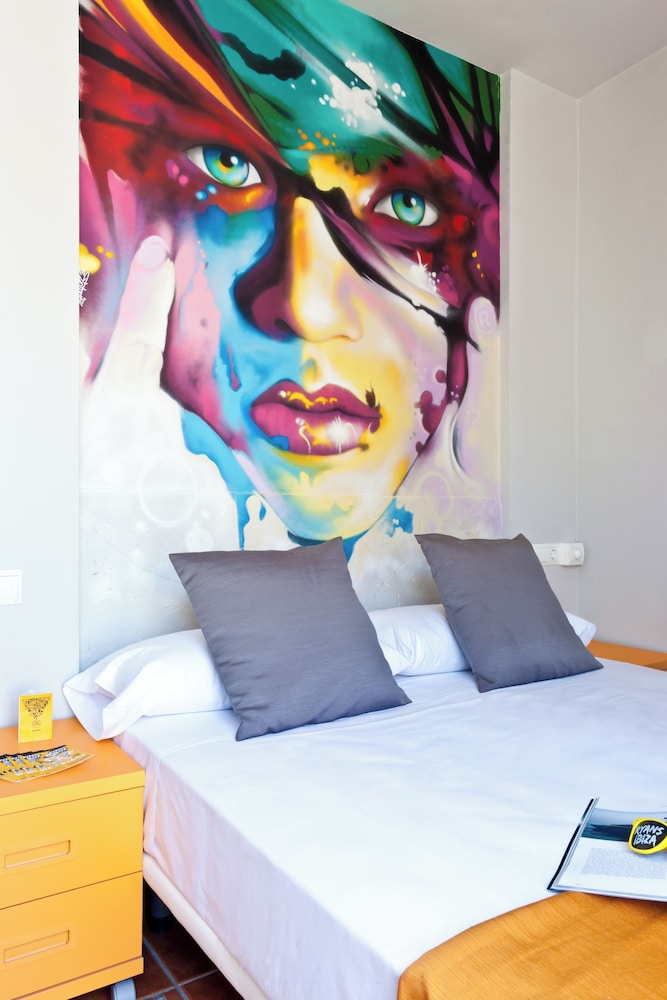 Ryans La Marina — Hotel rooms in Ibiza Town, Balearic Islands