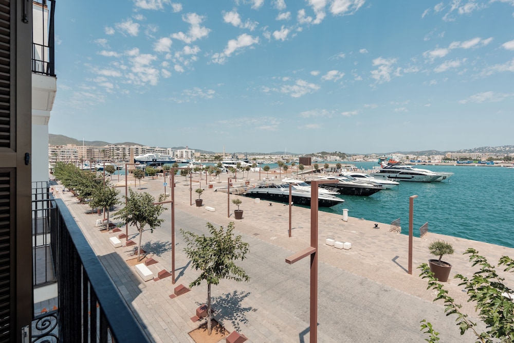 Ryans La Marina — Main photo in Ibiza Town, Balearic Islands