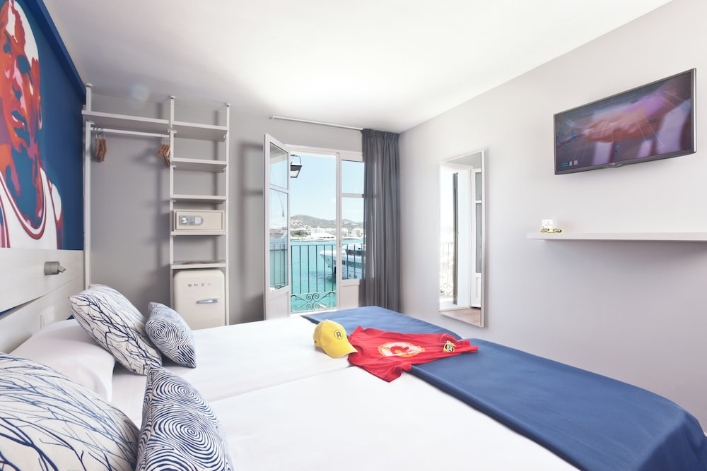 Ryans La Marina — Hotel rooms in Ibiza Town, Balearic Islands