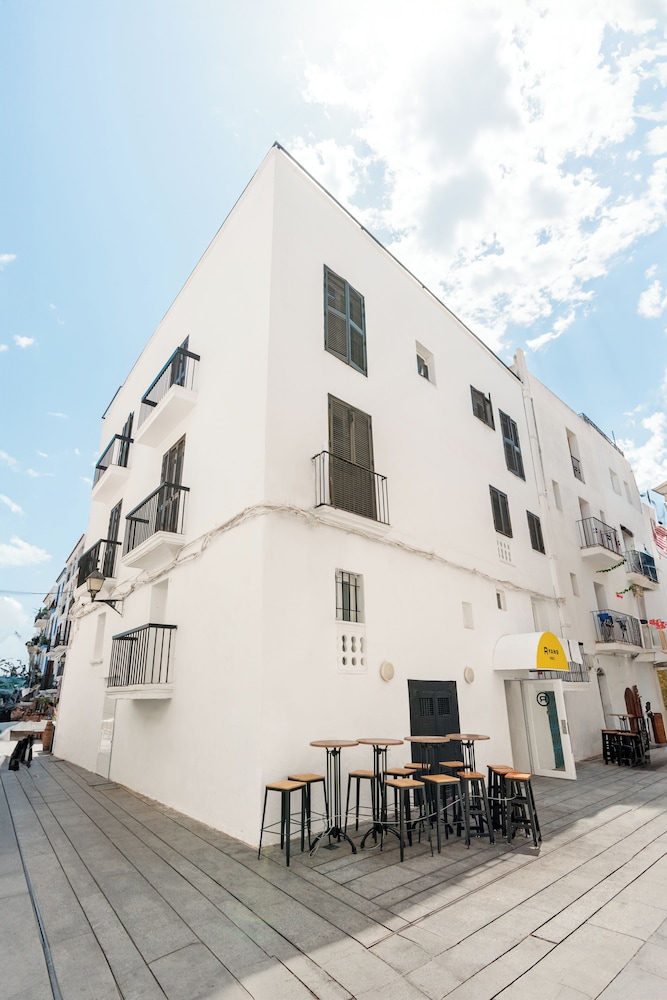 Ryans La Marina — Hotel building in Ibiza Town, Balearic Islands