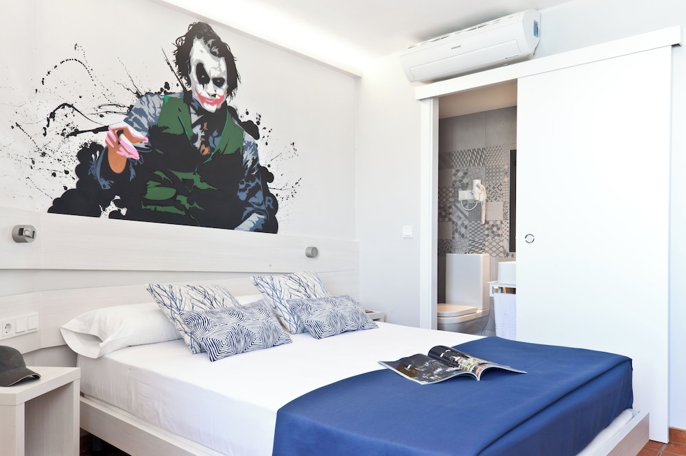 Ryans La Marina — Hotel rooms in Ibiza Town, Balearic Islands