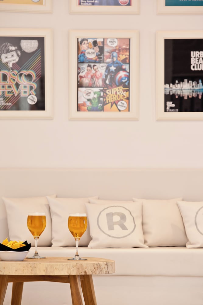 Ryans La Marina — Restaurant & bars in Ibiza Town, Balearic Islands