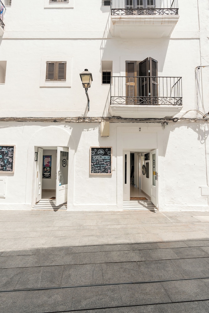 Ryans La Marina — Hotel building in Ibiza Town, Balearic Islands