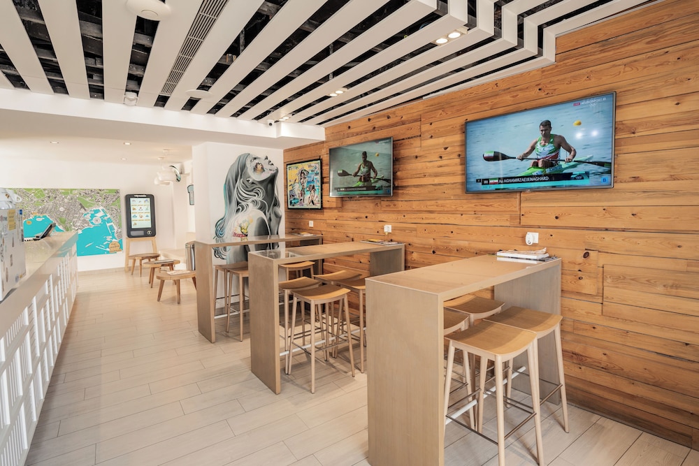 Ryans La Marina — Restaurant & bars in Ibiza Town, Balearic Islands