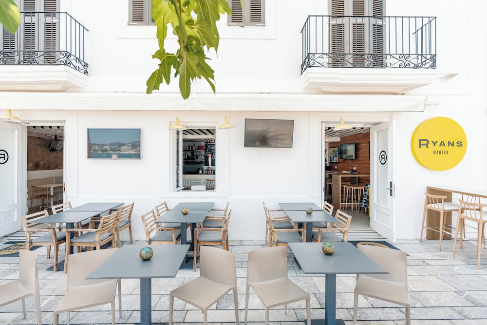Ryans La Marina — Restaurant & bars in Ibiza Town, Balearic Islands