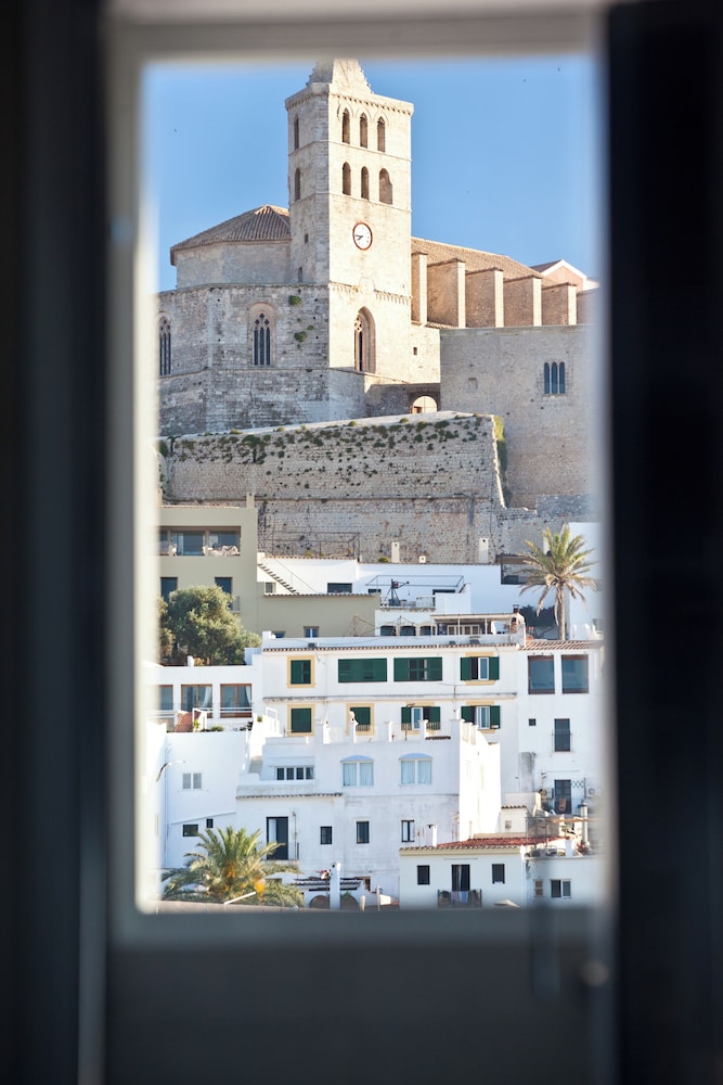Ryans La Marina — Attractions in the area in Ibiza Town, Balearic Islands