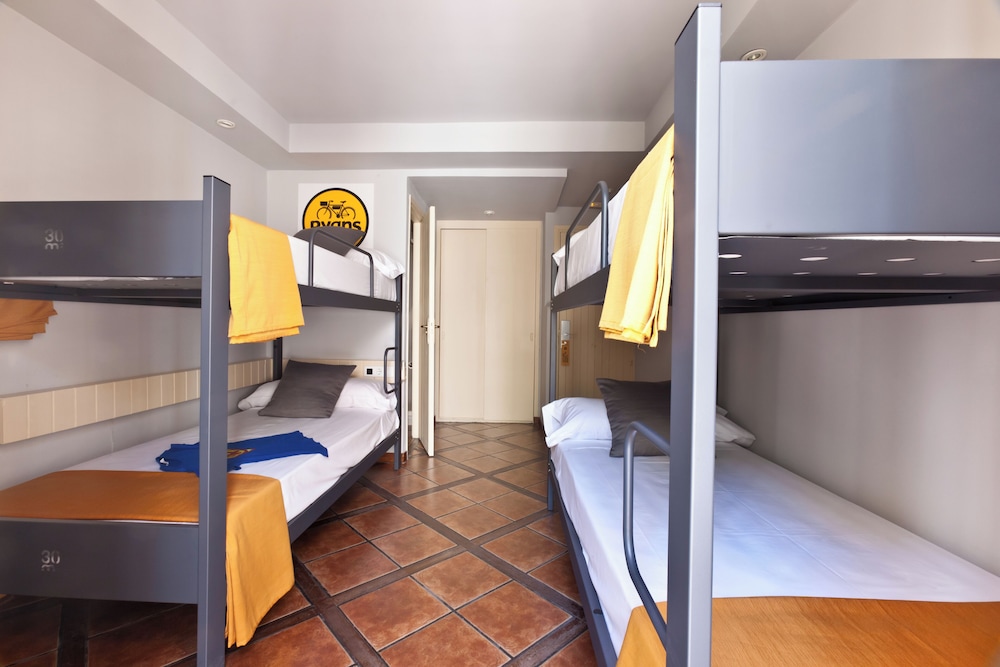 Ryans La Marina — Hotel rooms in Ibiza Town, Balearic Islands