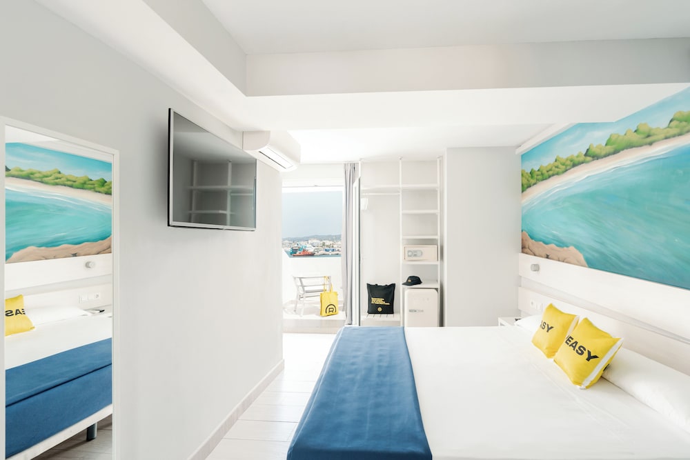 Ryans La Marina — Hotel rooms in Ibiza Town, Balearic Islands