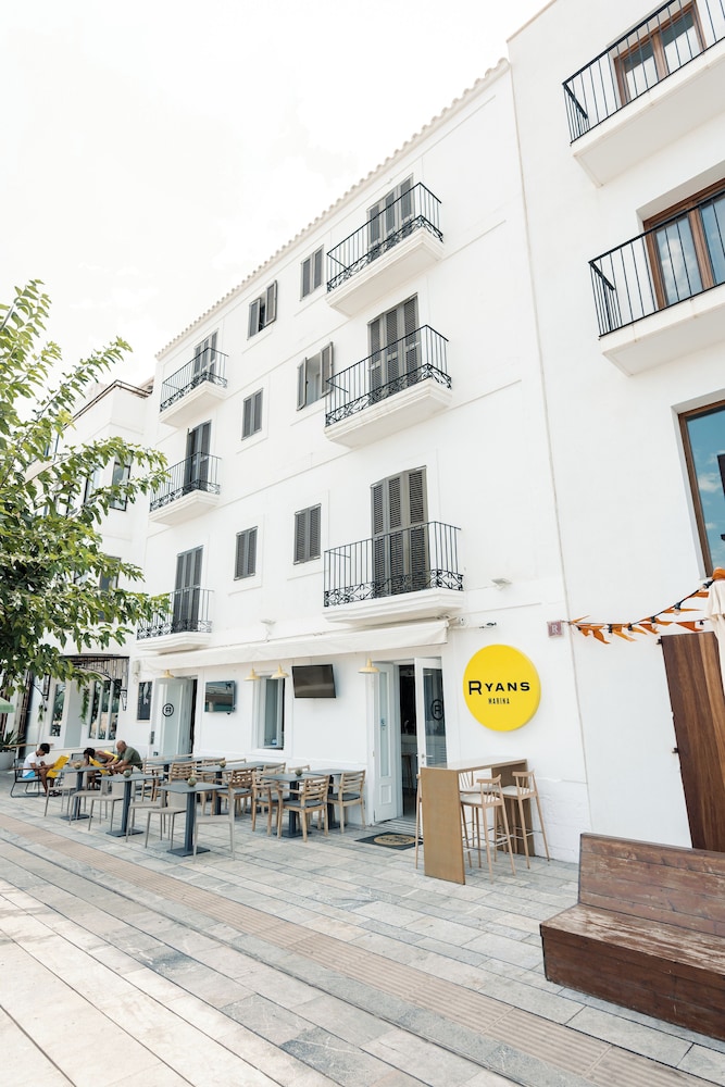 Ryans La Marina — Restaurant & bars in Ibiza Town, Balearic Islands