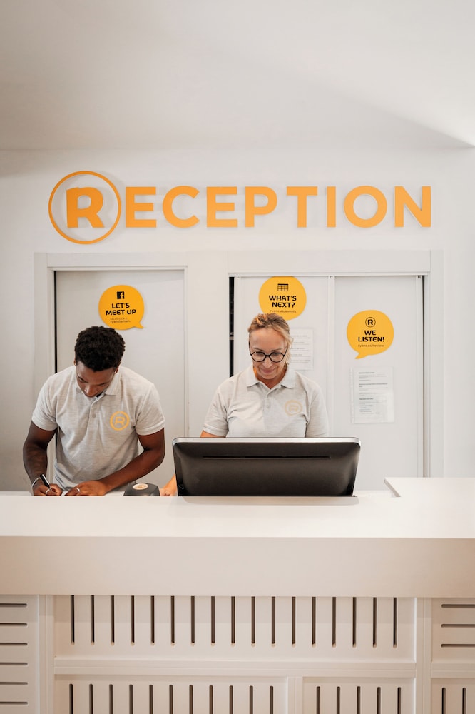 Ryans La Marina — Hotel building in Ibiza Town, Balearic Islands