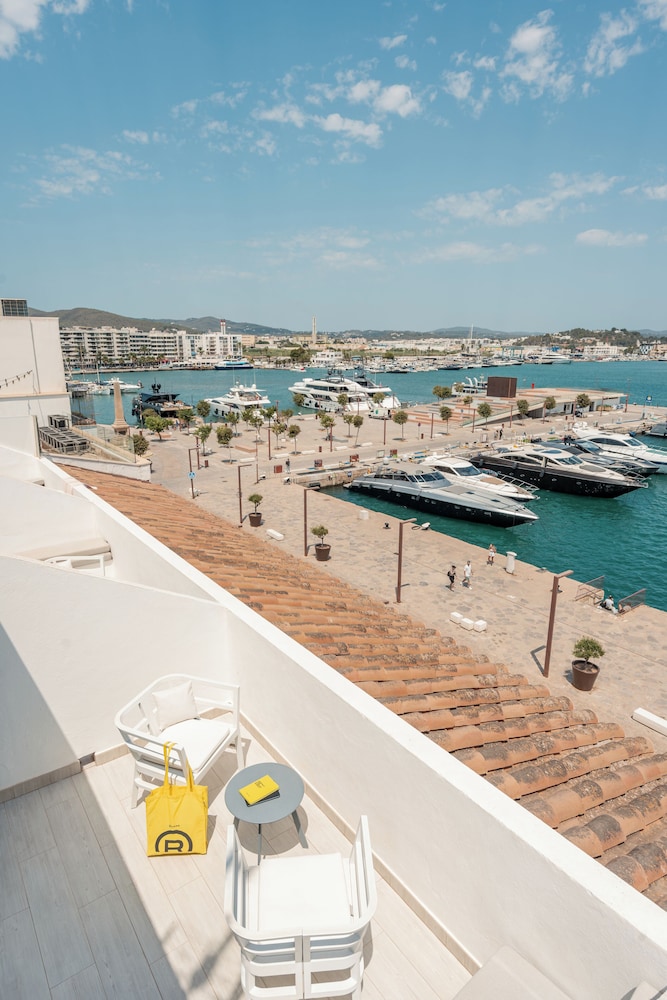 Ryans La Marina — Attractions in the area in Ibiza Town, Balearic Islands