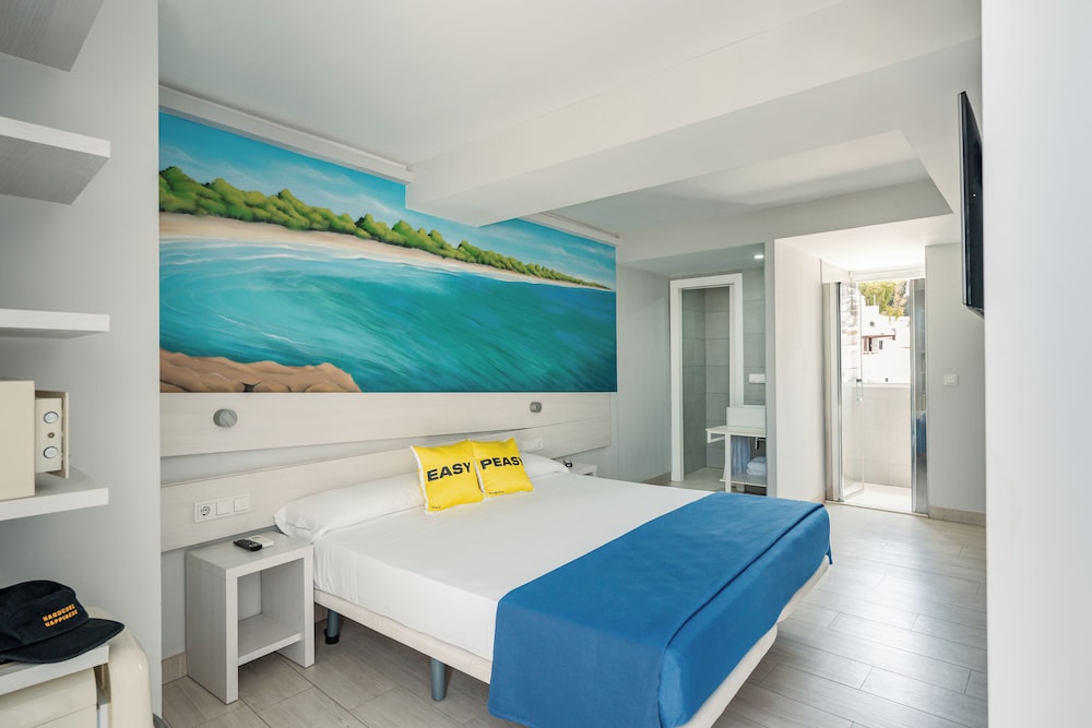 Ryans La Marina — Hotel rooms in Ibiza Town, Balearic Islands