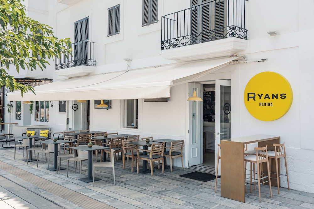Ryans La Marina — Restaurant & bars in Ibiza Town, Balearic Islands