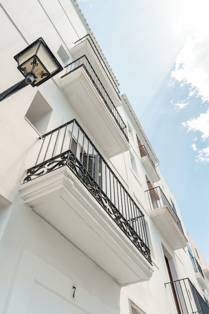 Ryans La Marina — Hotel building in Ibiza Town, Balearic Islands