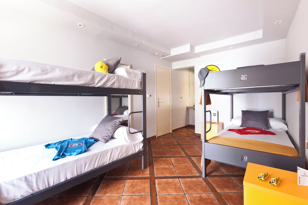 Ryans La Marina — Hotel rooms in Ibiza Town, Balearic Islands