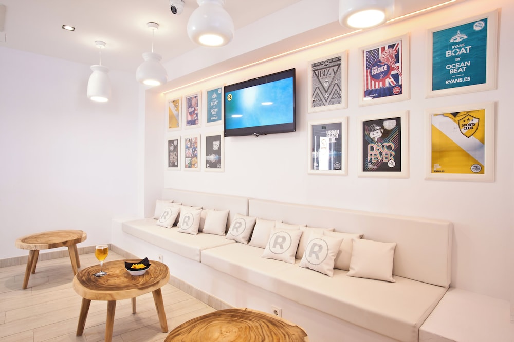 Ryans La Marina — Restaurant & bars in Ibiza Town, Balearic Islands