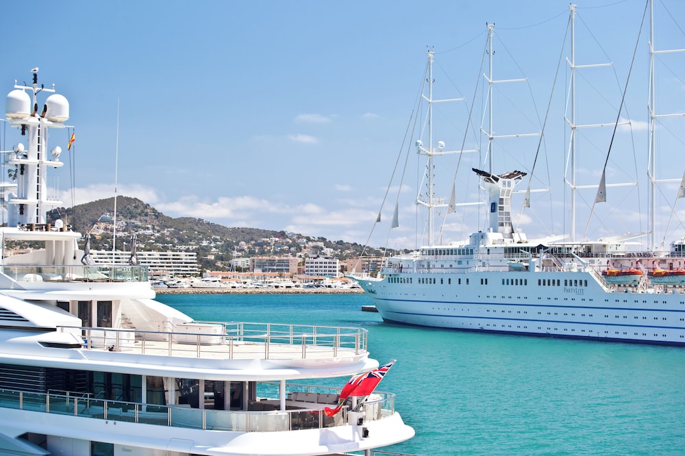 Ryans La Marina — Attractions in the area in Ibiza Town, Balearic Islands