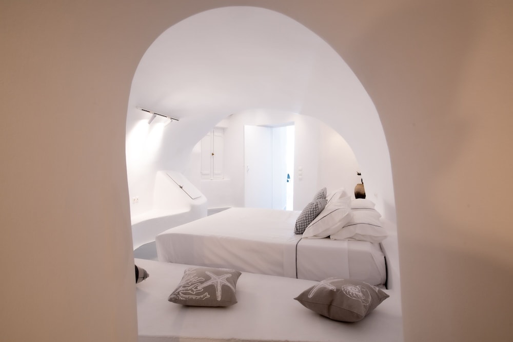 Heavens Edge by Mr and Mrs White — Hotel rooms in Imerovigli, South Aegean